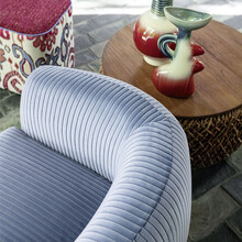 SMALL TALK – Tapițerie din catifea cu dungi elegante