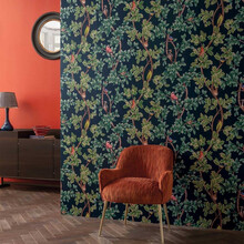 NETHERFIELD – Tapet Osborne & Little cu păsări de grădină pe ramuri verzi