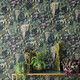 GREEN WALL – Tapet Osborne & Little cu plante și frunziș decorativ