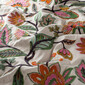 LAND OF ART – Țesătură pentru draperie brodată cu motive florale